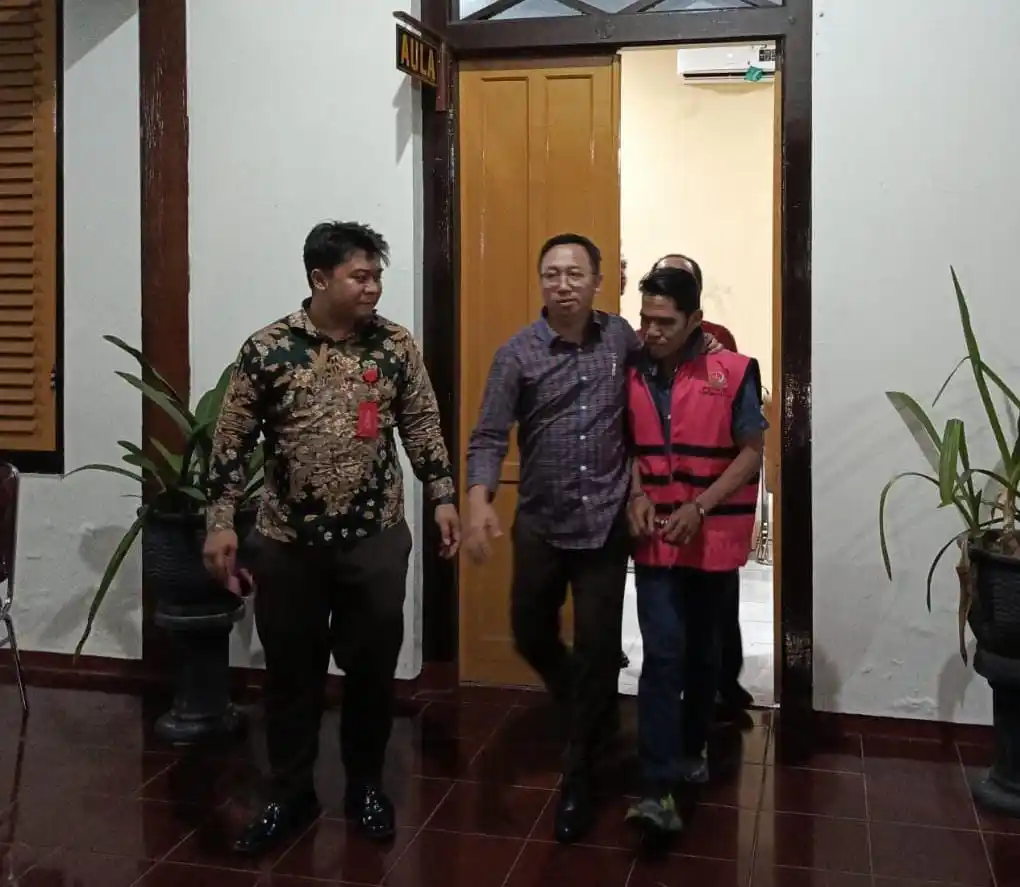 MM saat keluar dari ruang pemeriksaan Kejaksaan Negeri Kabupaten Blitar, pada Senin (02/06/2025). (Foto: Dok/JK-MI).