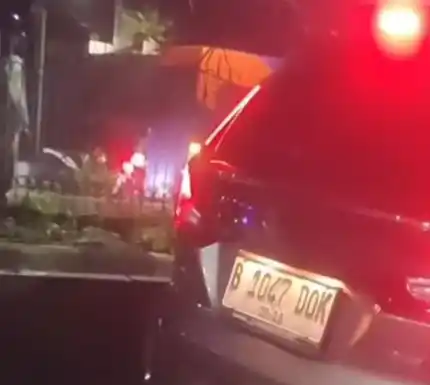 Sebuah Mobil Dirusak Massa di Kebon Jeruk Gegara Lawan Arah [Foto: Tangkapan layar]
