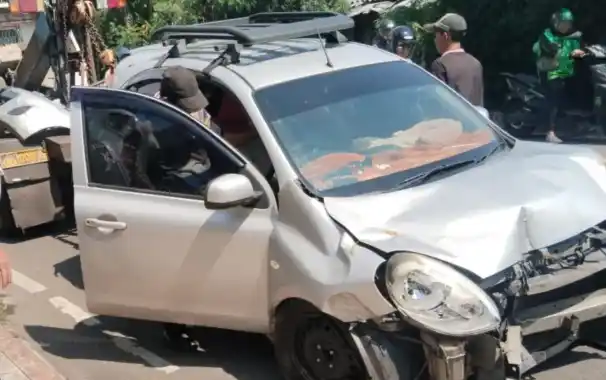Sebuah mobil menabrak tembok pembatas perumahan di pertigaan Jalan Kembang Kencana, Kembangan, Jakarta Barat, Selasa (8/7/2025). [Foto: Ant]