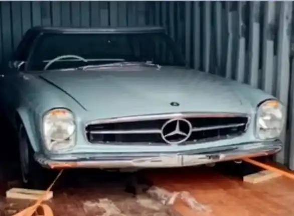 Koordinator Masyarakat Antikorupsi Indonesia (MAKI) Boyamin Saiman mengungkap penyelundupan mobil Mercedes-Benz klasik bekas syuting James Bond. Boyamin mengatakan bahwa penyelundupan ini terjadi pada 2023.