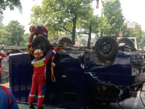 Mobil Pengangkut Uang Terbalik di Klender Jaktim [Foto: Ant]