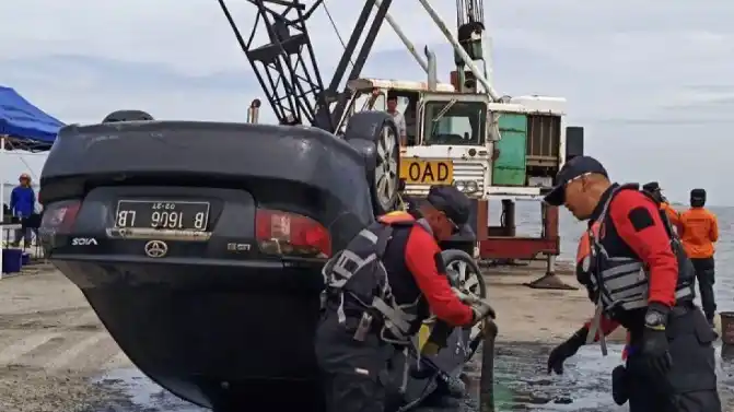 Sebuah kendaraan roda empat jenis sedan yang diduga dikendarai oleh Brigjen TNI (Purn) Hendrawan Ostevan berhasil ditemukan di perairan Marunda, Jakarta Utara, Sabtu (18/1/2025). [Foto: Ant]