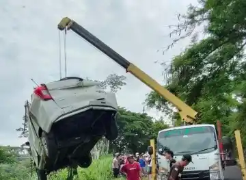Mobil Sigra Terjun bebas kedasar jurang (Foto: Ist)