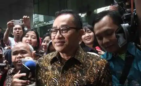 Kepala Kantor Wilayah DKI Jakarta Khusus, Direktorat Jenderal Pajak, Kementerian Keuangan, Mohamad Haniv menjalani pemeriksaan di Gedung KPK, Jakarta, Selasa (10/1/2017)