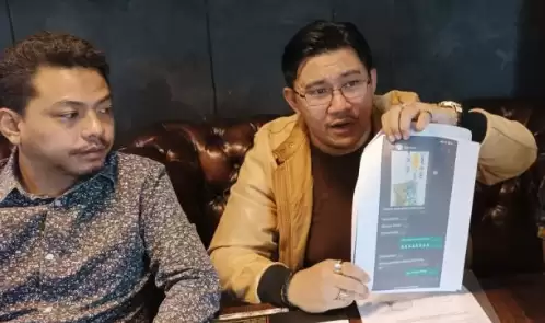 Kuasa Hukum korban pengancaman, Machi Ahmad menunjukkan bukti ancaman yang dilakukan oleh korban penembakan Gathan Saleh, Mohamad Andika Mowardi (32) di Jakarta, Minggu (7/4/2024). [Foto: Repro]