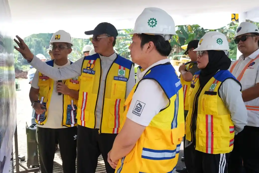 Menteri Pekerjaan Umum Dody Hanggodo meninjau penyelesaian pembangunan Manado Outer Ring Road (MORR) III Tahap IV di Kabupaten Minahasa, Provinsi Sulawesi Utara, Sabtu (13/9). (Foto: dok/PU)
