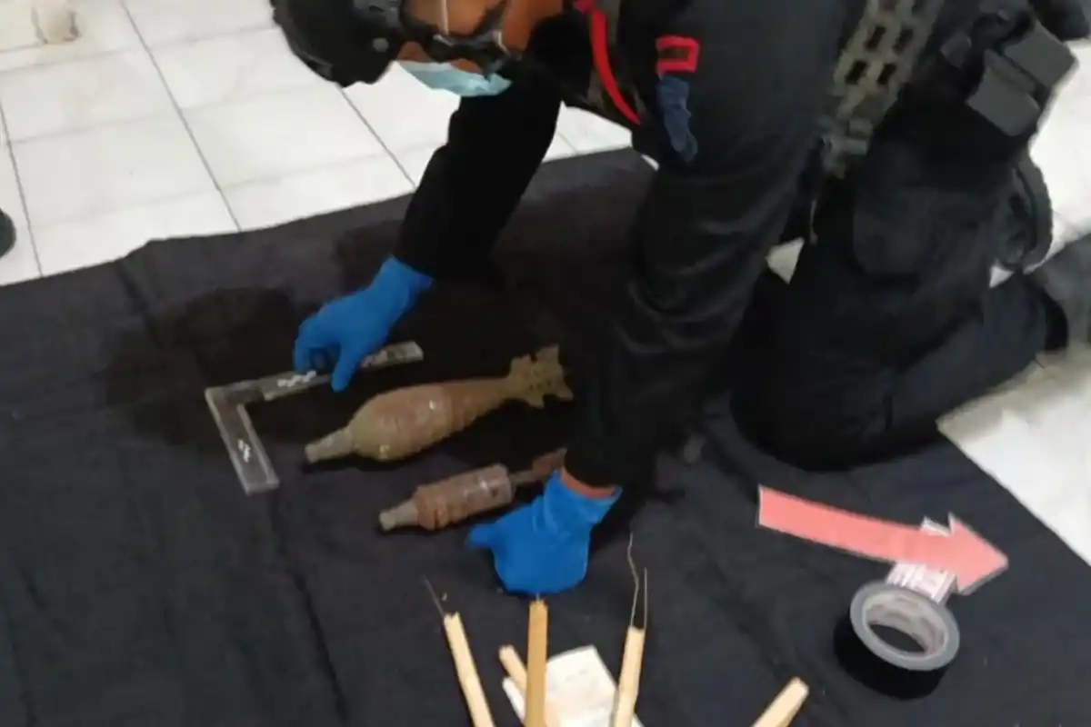 Polisi mengamankan dua benda diduga mirip mortir di Jalan Bunga Melati No. 27 RT 08/02, Cipete Selatan, Cilandak, Jakarta Selatan, Selasa (24/12/2024). [Foto: Doc. Polsek Cilandak]