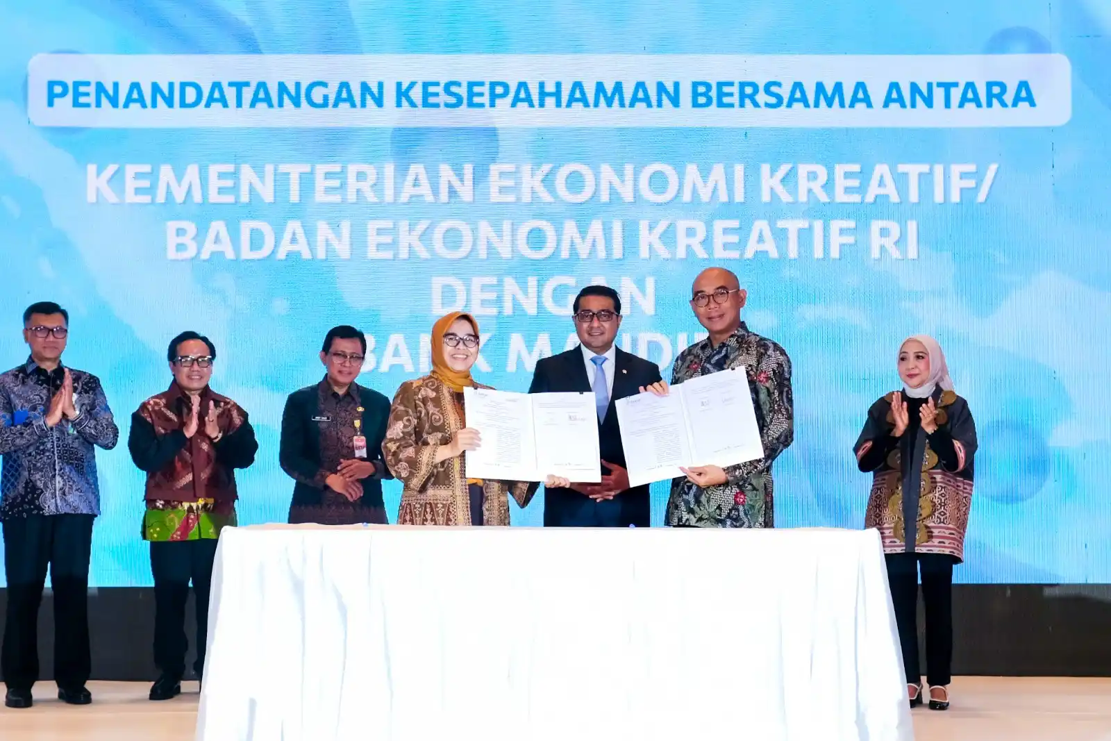 Penandatanganan nota kesepahaman (MoU) Bank Mandiri bersama Kementerian Pariwisata dan Ekonomi Kreatif Republik Indonesia (Kemekraf) di Jakarta pada Selasa (8/7/2025). [Foto: Doc. Mandiri]
