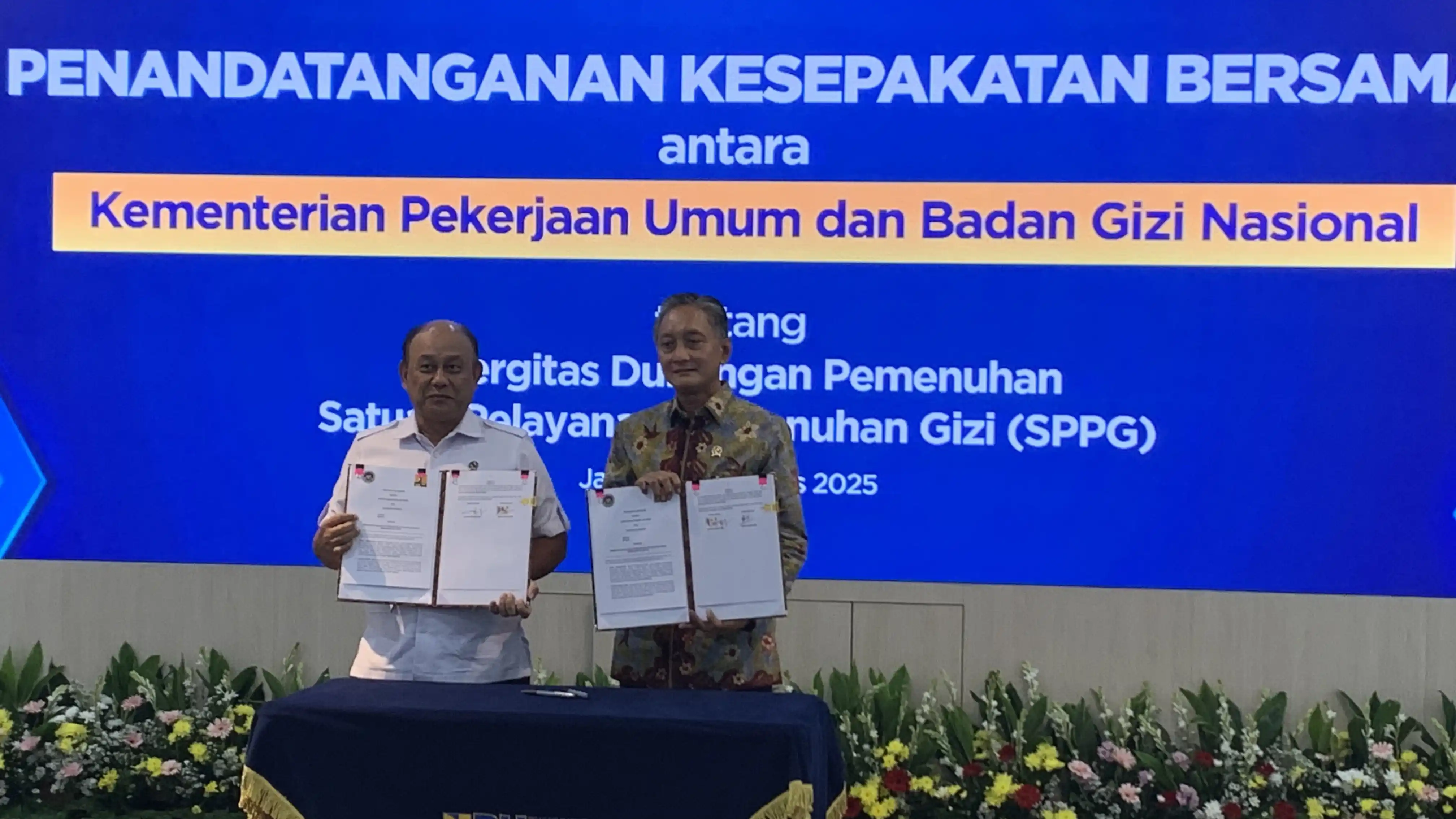 Penandatanganan Kesepakatan Bersama antara Kementerian Pekerjaan Umum (PU) dan Badan Gizi Nasional (BGN) tentang Sinergitas Dukungan Pemenuhan Satuan Pelayanan Pemenuhan Gizi (SPPG) oleh Menteri PU, Dody Hanggodo dan Kepala BGN, Dadan Hindayana, Jakarta, Selasa (5/8). (Foto: Zul Sikumbang)