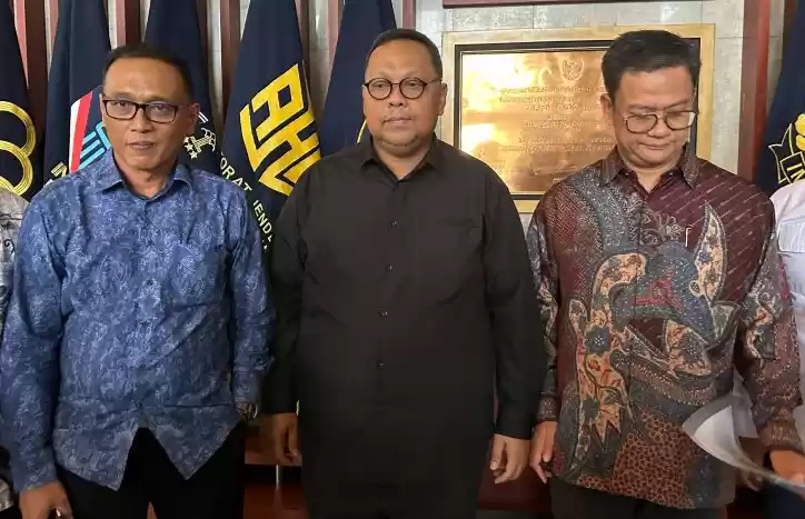 Mantan Sekretaris Jenderal Partai Kebangkitan Bangsa Lukman Edy (tengah) di Kantor Kemkumham, Jakarta, Selasa (27/8/2024).