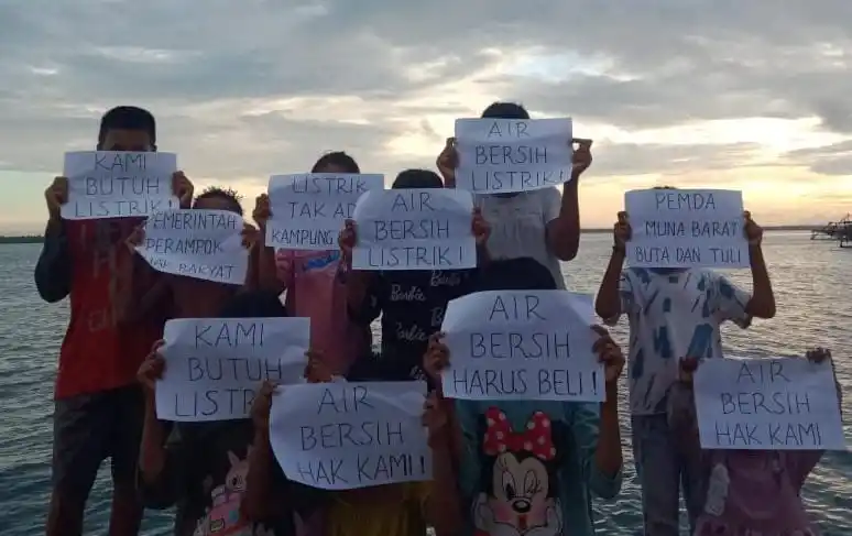Anak-anak di sebuah pulau di Muna Barat, Sulawesi Tenggara (Sultra) membentangkan tulisan 'Kami Butuh Air hingga Listrik' (Foto: Dok MI)