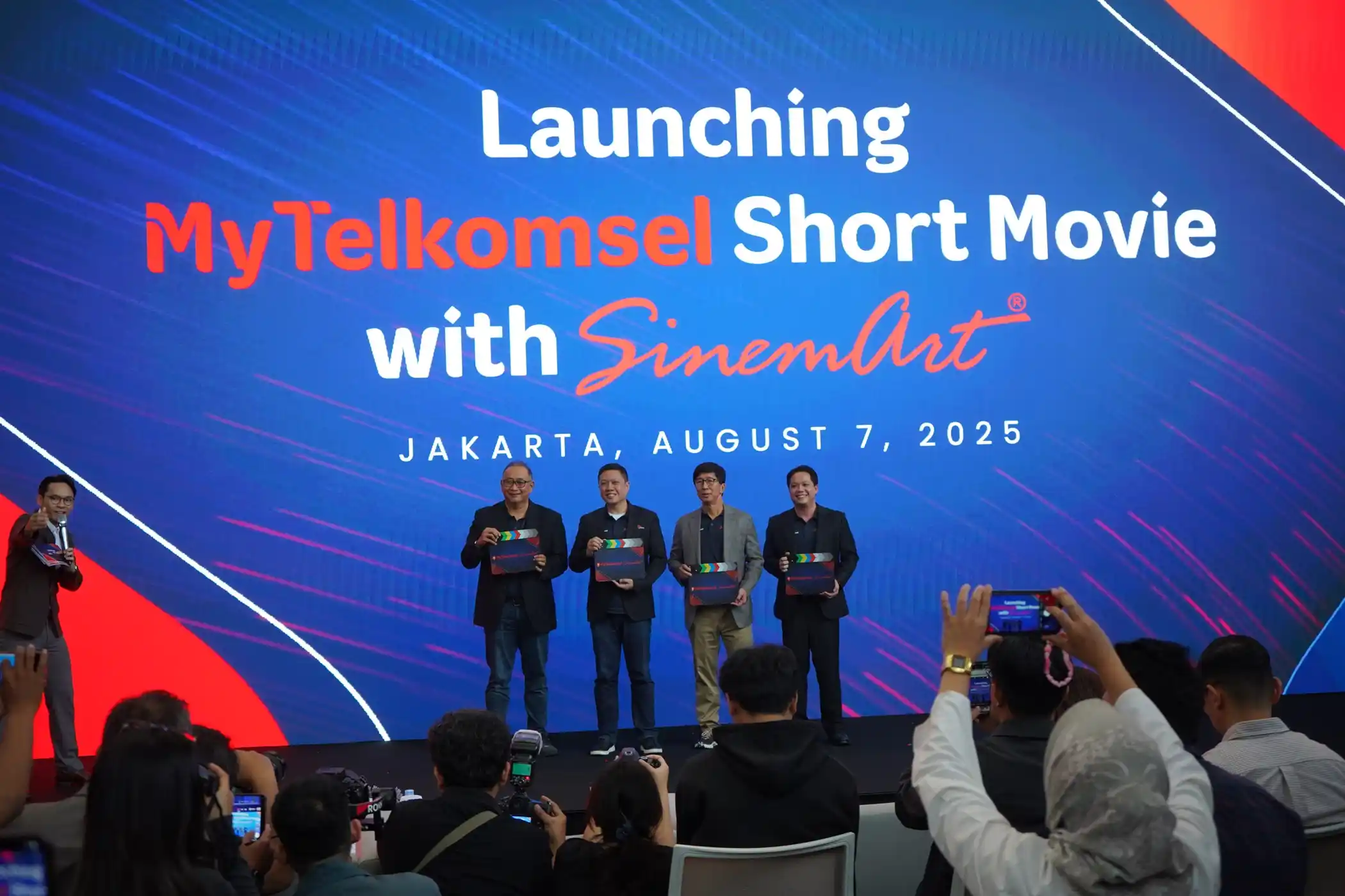 Direktur Sales Telkomsel, Stanislaus Susatyo; Direktur Marketing Telkomsel, Derrick Heng; Managing Director PT EMTEK, Sutanto Hartono; dan Direktur Utama SinemArt, David Setiawan Suwarto hadir dalam peluncuran fitur MyTelkomsel Short Movie di Telkomsel Smart Office , Jumat (7/8/2025).  [Foto: Doc. Telkomsel]