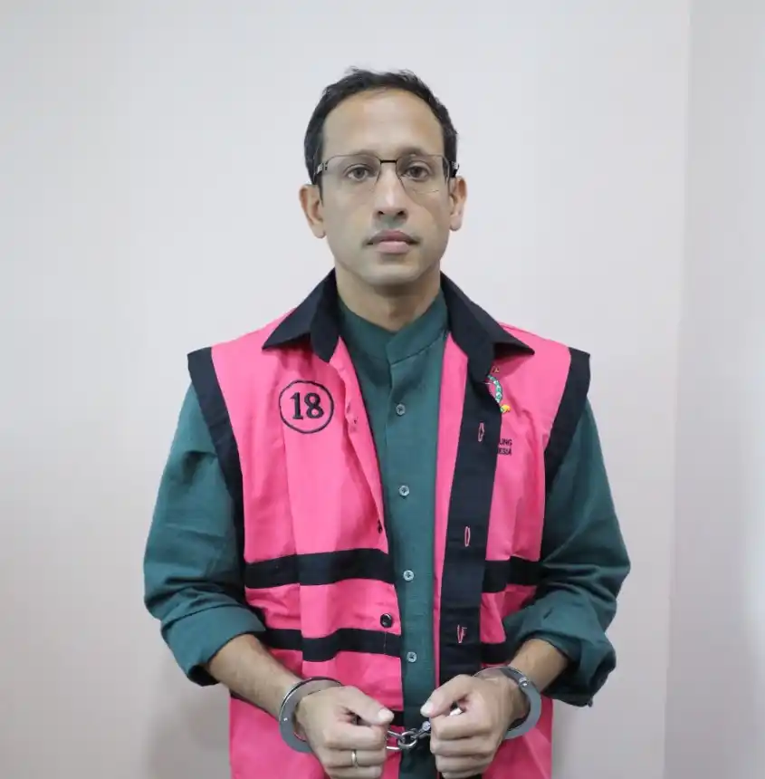 Mantan Mendikbudristek Nadiem Anwar Makarim mengenakan rompi tahanan Kejagung dan tangan diborgol siap dijebloskan ke sel tahanan Rutan Salemba Jakarta Pusat, Kamis (4/9/2025) malam. (Foto: Dok MI/Puspenkum Kejagung)