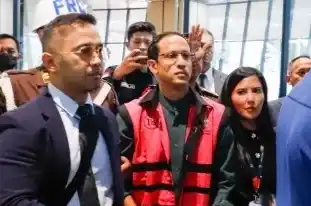 Mantan Mendikbudristek Nadiem Makarim kenakan rompi tahanan Kejaksaan Agung (Kejagung) (Foto: Istimewa)