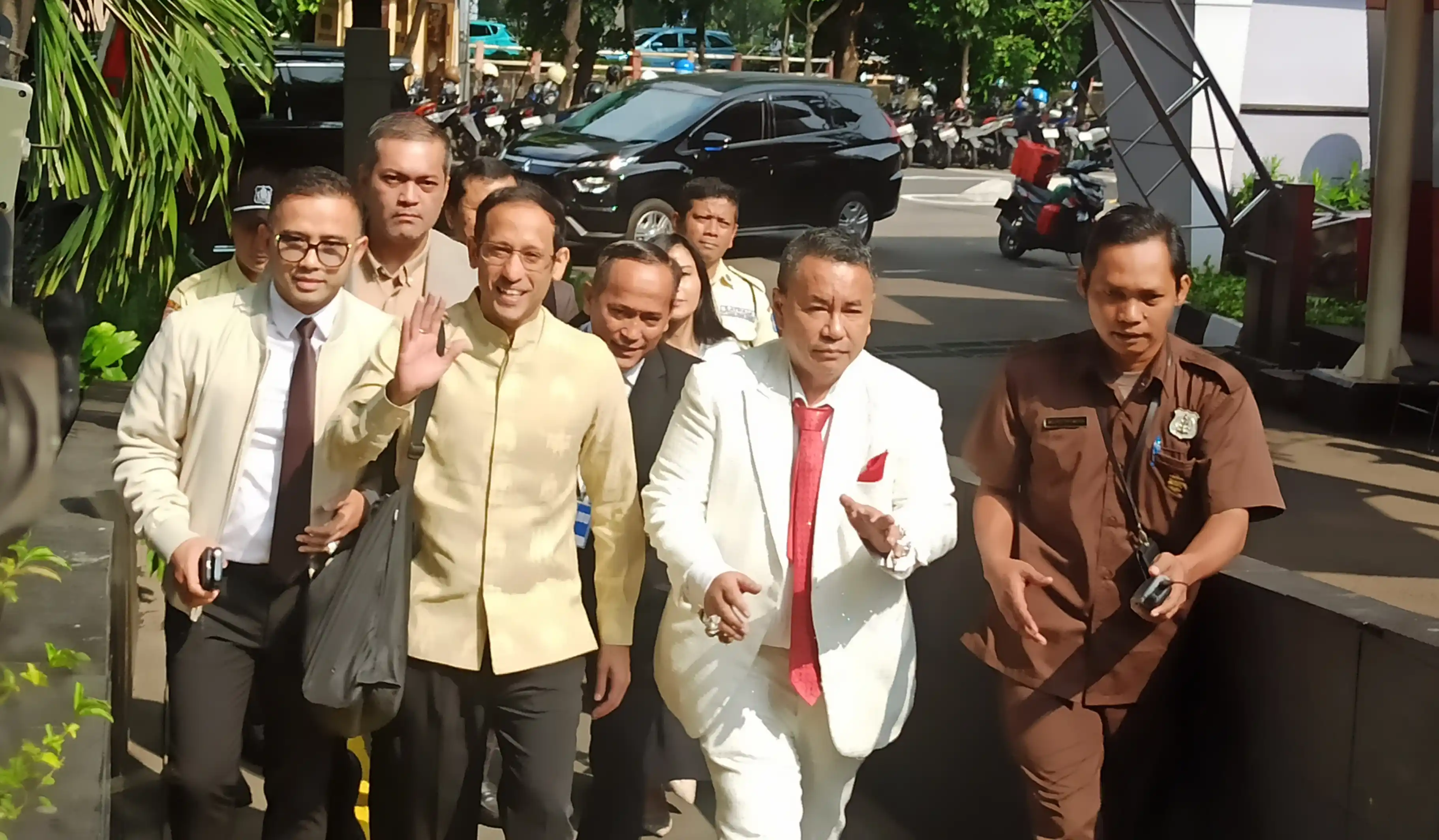 Mantan Mendikbudristek Nadiem Makarim bersama tim kuasa hukumnya tiba di Gedung Merah Putih KPK (Foto: Dok/MI/Alb)