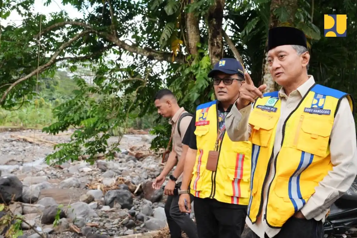 Menteri Pekerjaan Umum (PU) Dody Hanggodo meninjau banjir yang melandan Kab Nagekeo, NTT, Jumat (19/9). (Foto: Dok PU)