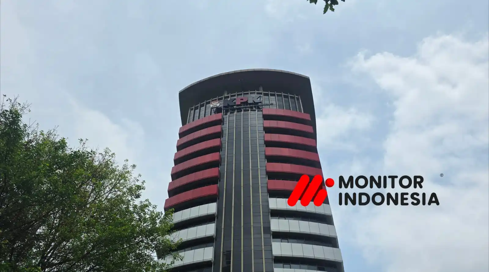 Pengembangan kasus gratifikasi dan TPPU tambang batu bara Kutai Kartanegara memasuki babak baru setelah KPK menetapkan tiga korporasi sebagai tersangka dan memperluas penelusuran aliran dana ke berbagai pihak. Namun sorotan publik tertuju pada Tan Paulin yang sebelumnya disebut penyidik menerima aliran uang dari skema fee batu bara, bahkan telah diperiksa dan rumahnya digeledah, tetapi hingga kini belum ada perkembangan status hukum. Di tengah penyitaan aset besar dan pembongkaran jejaring elite tambang, publik mempertanyakan sejauh mana keberanian KPK menindak seluruh pihak yang diduga terlibat - Komisi Pemberantasan Korupsi (KPK) (Foto: Dok MI/Aswan)