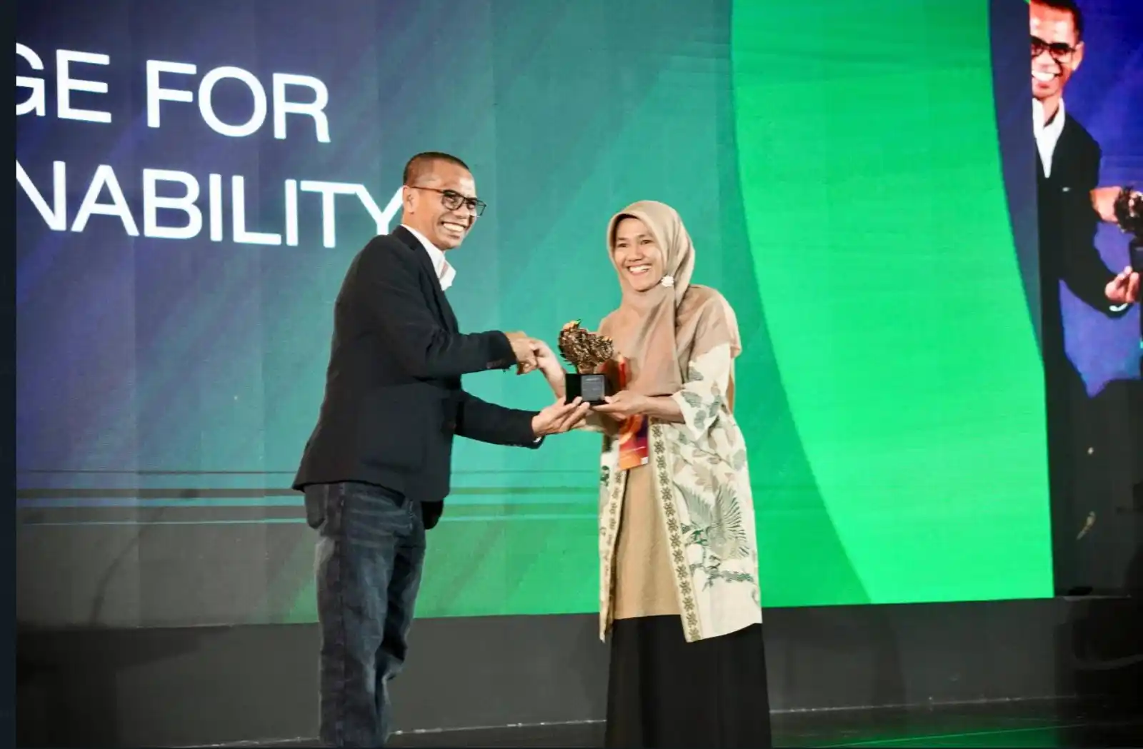 Ema Suranta, nasabah PNM Mekaar meraih penghargaan pada ajang Mata Lokal Award 2025 untuk sub-kategori Local Ace in Organic Waste Transformation.