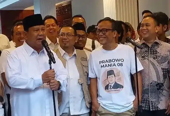Ketua Umum Jokowi Mania (Joman) Immanuel Ebenezer alias Noel (berakos putih, kanan) mendeklarasikan Prabowo Mania 08 untuk mendukung Ketua Umum Partai Gerindra Prabowo Subianto di Pilpres 2024, Kamis (16/2/2023)