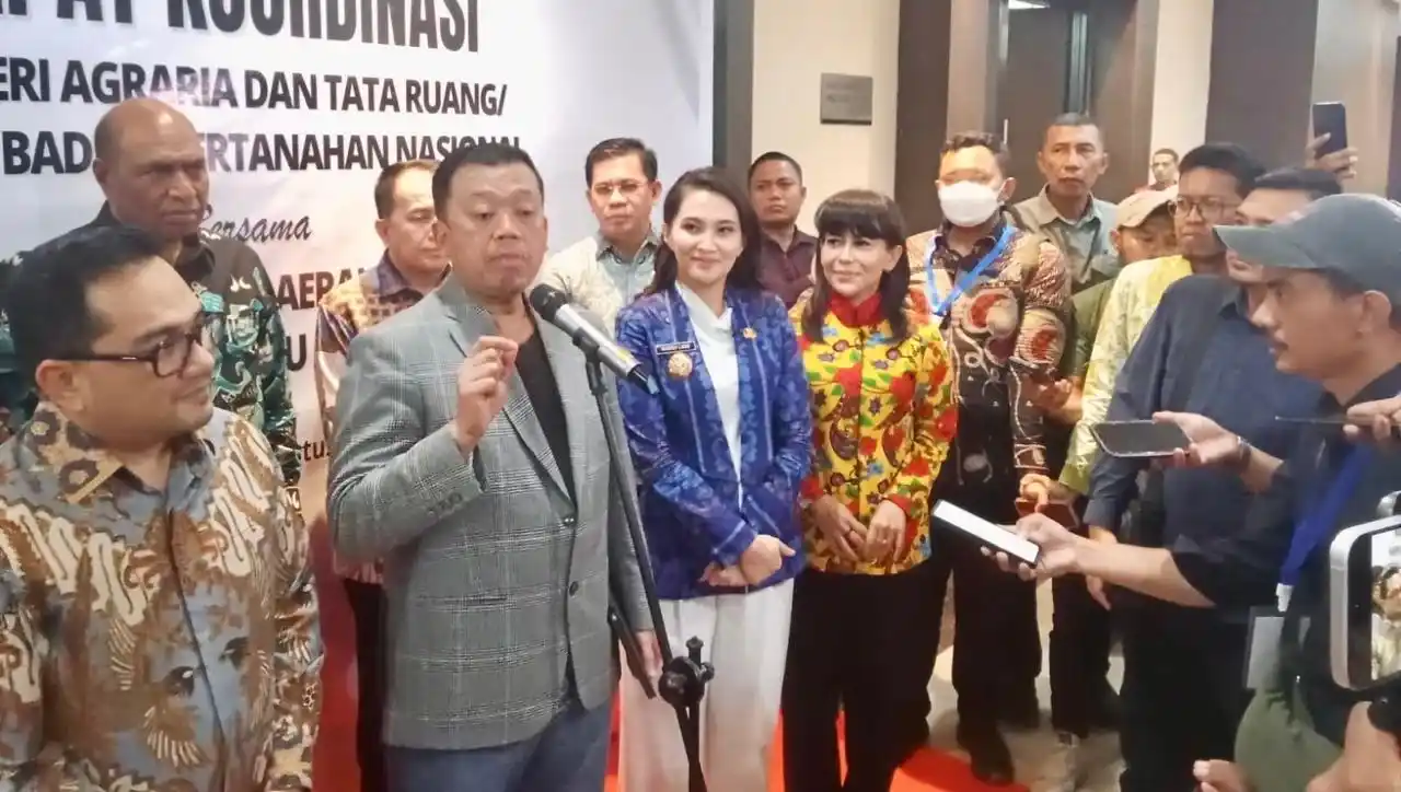 Menteri ATR/BPN Nusron Wahid memberikan keterangan pers usai Rapat Koordinasi Pertanahan dan Tata Ruang di Ternate, didampingi Gubernur Malut Sherly Tjoanda dan Ketua Komisi II DPR Muhammad Rifqinizamy. (Foto: MI/Jainal Adaran