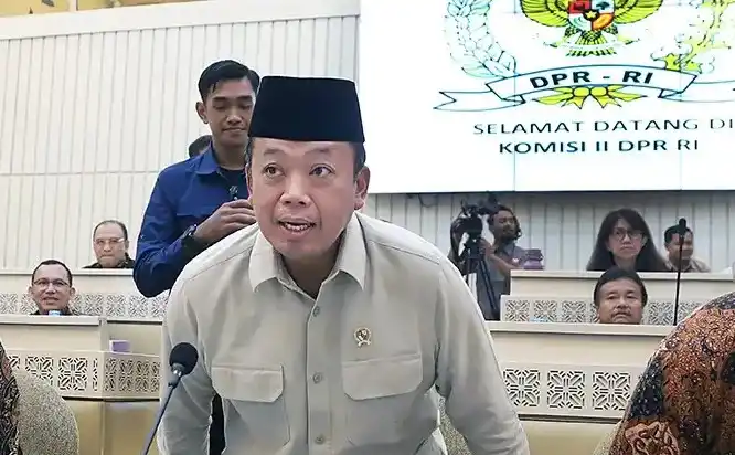 Menteri ATR/BPN Nusron Wahid (tengah) saat rapat kerja dengan Komisi II DPR di Kompleks Parlemen, Senayan, Jakarta, Kamis (30/1/2025). (Foto: Dok MI/Elvis)