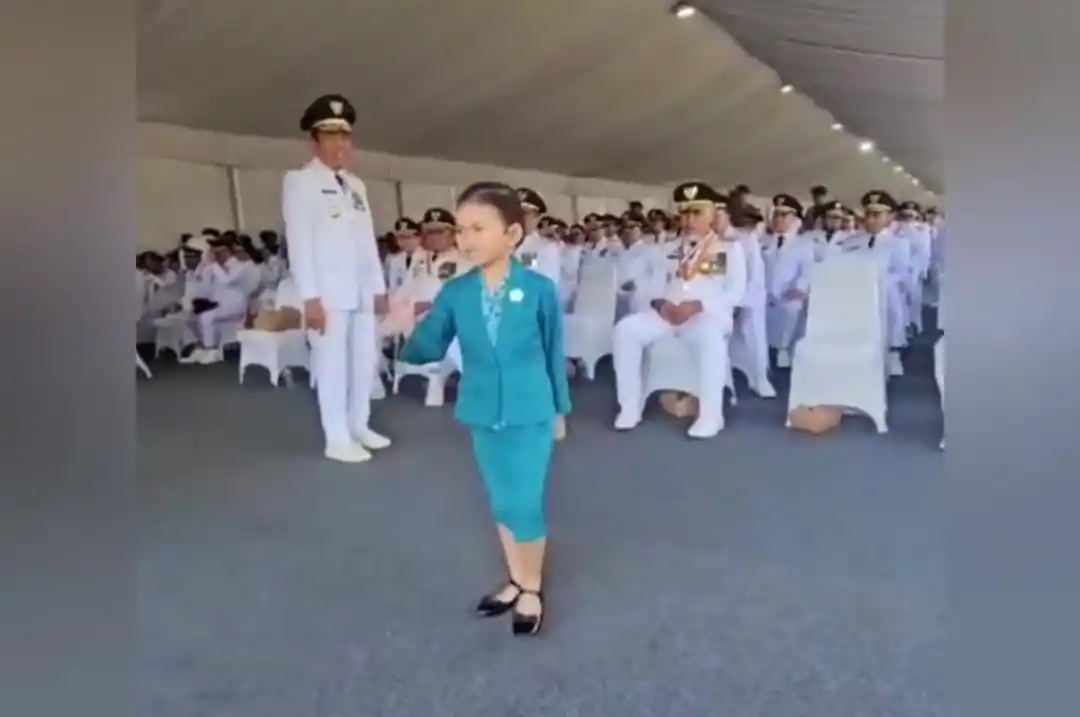 Hyang Sukma Ayu, putri bungsu Dedi Mulyadi saat melakukan gerakan baris berbaris jelang pelantikan seluruh kepala daerah di Istana Negara, Jakarta pada Kamis (20/2/2025). (Foto: Tangkapan layar)