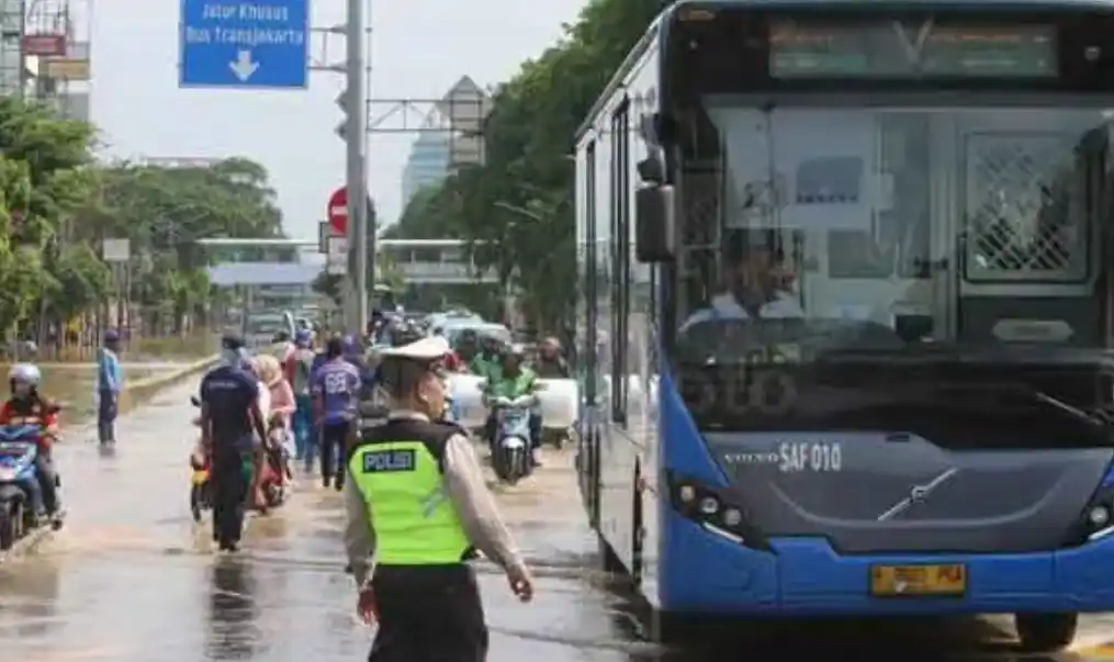 Operasional TransJakarta Disesuaikan akibat Genangan Air (Foto: Ist)