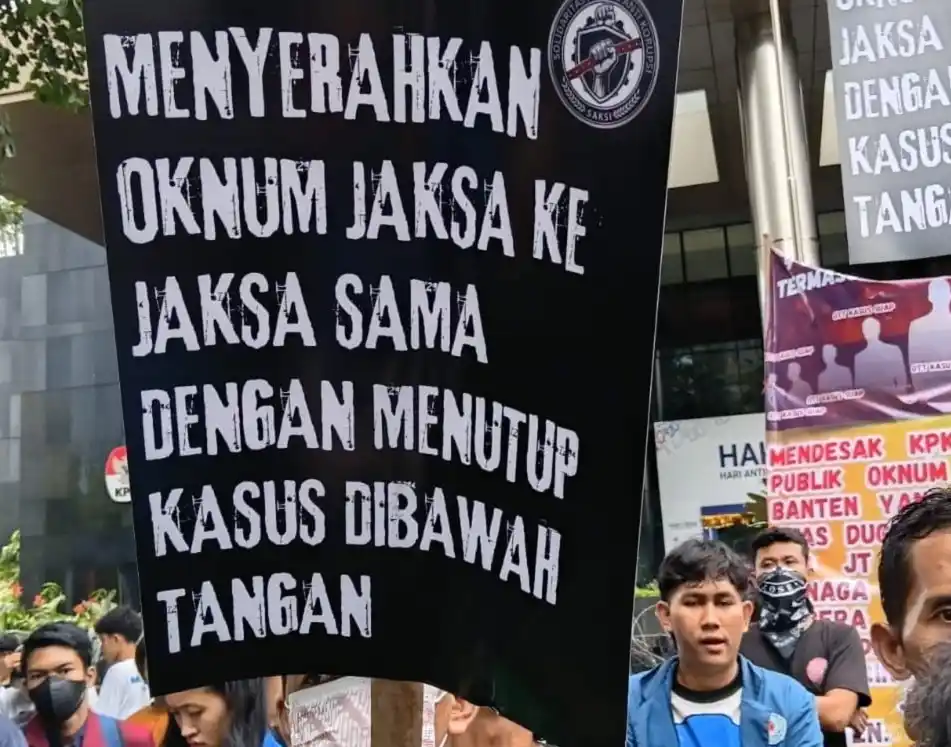 Masa aksi membantangkan poster "Menyerahkan Oknum Jaksa ke Jaksa sama dengan Menutup Kasus di Bawah Tangan" di depan gedung Merah Putih KPK, Jaksel, Kamis (18/12/2025) (Foto: Dok MI/Aswan)