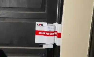 KPK kembali menyegel ruangan pejabat di lingkungan Pemerintah Kabupaten Bekasi. Kali ini, ruang kerja Kepala Dinas Cipta Karya dan Tata Ruang Kabupaten Bekasi, Benny Sugiarto Prawiro, disegel pada Kamis malam, 18 Desember 2025.