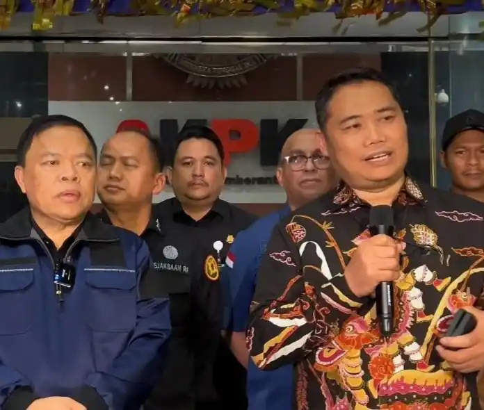 Plt Deputi Penindakan dan Eksekusi KPK Asep Guntur Rahayu dan Plt Pelaksana Tugas Sekretaris Jaksa Agung Muda Intelijen (Sesjamintel) Sarjono Turin dalam keterangan pers di Gedung KPK RI, Jumat (19/12/2025) dini hari. (Foto: Dok MI/Aswan)