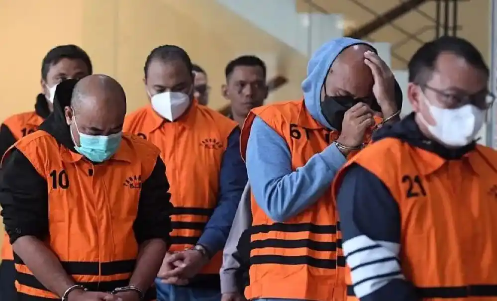 5 tersangka hasil OTT di Sumut digiring masuk ke mobil tahanan KPK (Foto: Dok MI/Istimewa)