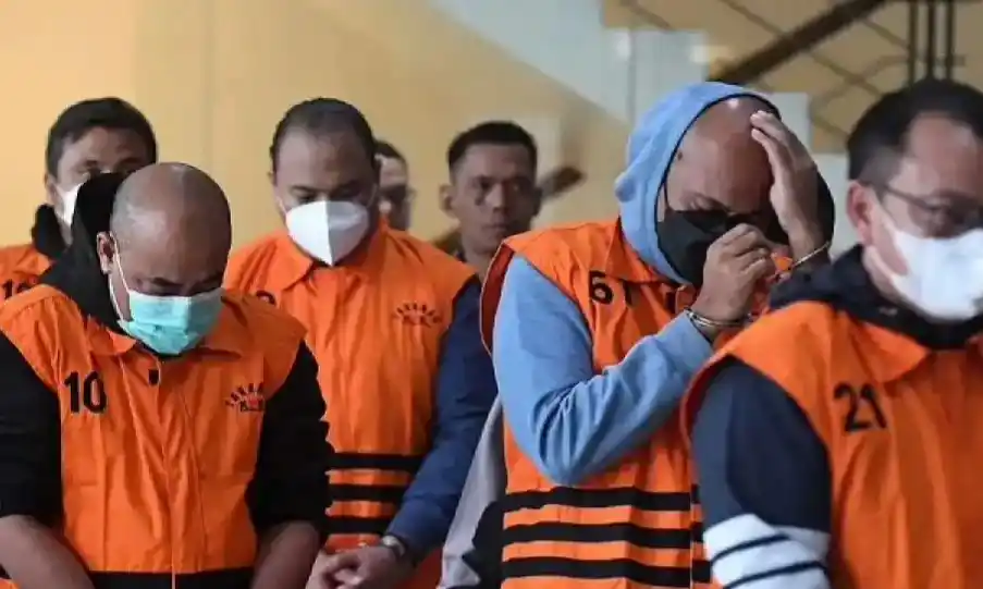 5 tersangka hasil OTT di Sumut digiring masuk ke mobil tahanan KPK (Foto: Dok MI/Istimewa)