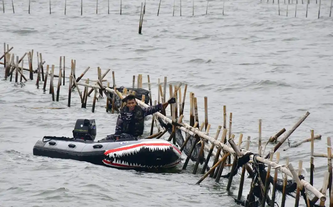 Pembongkaran pagar laut sepanjang 30 kilometer di Pantai Tanjung Pasir, Kecamatan Teluknaga, Kabupaten Tangerang, Banten (Foto: Dok MI)