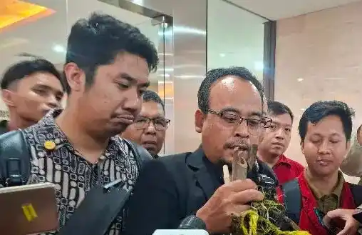 Ketua Riset dan Advokasi Publik LBHAP PP Muhammadiyah, Gufroni (tengah) di Bareskrim Polri, Jumat (17/1/2025)