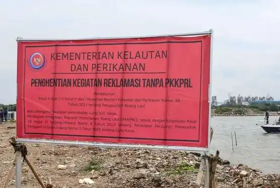 Papan segel dipasang di kawasan Pesisir Tarumajaya, Kabupaten Bekasi, Jawa Barat, Rabu (15/1/2025)