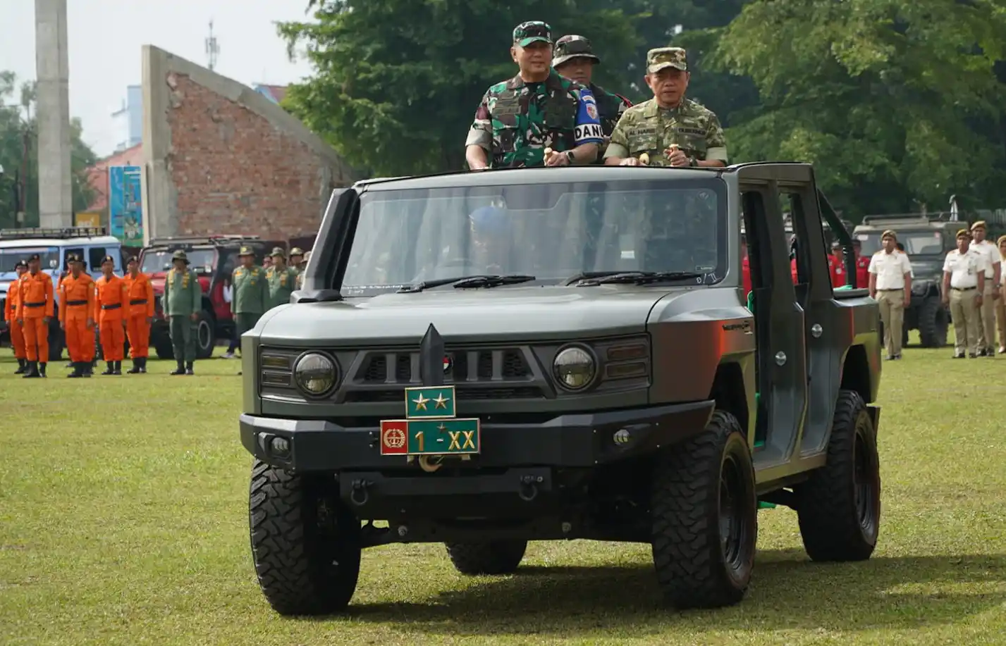 Pangdam XX/TIB, Mayjen TNI Arief Gajah Mada (kiri) didampingi Gubernur Jambi, H Al Haris (kanan) mengendarai mobil khusus memeriksa pasukan pemadam karhutla pada Apel Siaga Karhutla Provinsi Jambi di lapangan kantor Gubernur Jambi, Telanaipura, Kota Jambi, Provinsi Jambi, Kamis (30/10/2025). (Foto : Ist).