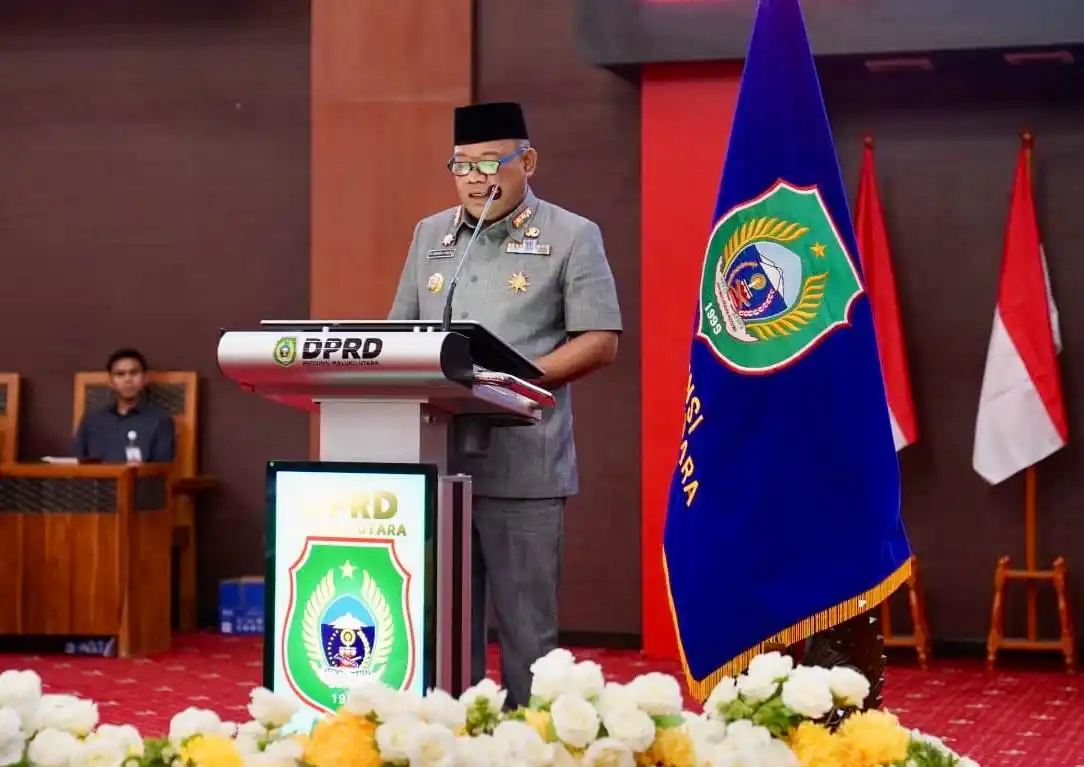 Pj Gubernur Malut, Samsuddin Abdul Kadir, menyampaikan Laporan Keterangan Pertanggungjawaban (LkPJ) Tahun 2024 di ruang paripurna DPRD Malut, Sofifi, pada Senin (17/2/2025). Dalam kesempatan tersebut, Pj Gubernur memaparkan berbagai pencapaian dan program pembangunan yang telah dilaksanakan sepanjang tahun 2024. (Foto: Gocan/Humas DPRD)