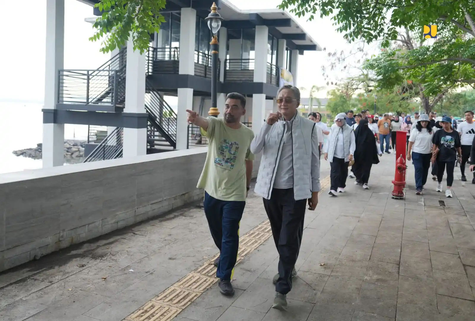 Menteri Pekerjaan Umum, Dody Hanggodo meninjau pembangunan pantai Malalayang, Menado, Sulawesi Utara. (Foto: Dok/PU)