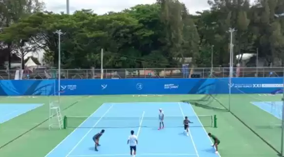 Para atlet menjalani latihan menjelang pertandingan tenis PON XXI Aceh-Sumut 2024. (Foto: Antara)