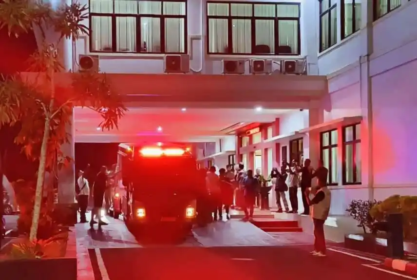 Para tersangka saat akan dibawa dan ditahan petugas di Lembaga Pemasyarakatan Kelas IIA Pangkalpinang (Foto: Istimewa)