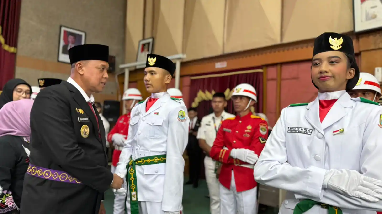 Wali Kota Bekasi Tri Adhianto Kukuhkan Paskibraka 2025 [Foto: Dok. Diskomin]