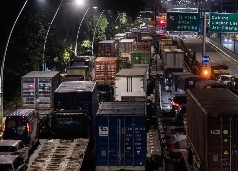 Sejumlah kendaraan terjebak macet di Jalan Yos Sudarso menuju Pelabuhan Tanjung Priok, Jakarta, Kamis (17/3/2025). Pihak PT Pelabuhan Indonesia (Persero) Regional 2 Tanjung Priok mengatakan kemacetan panjang tersebut akibat meningkatnya aktivitas bongkar muat di Pelabuhan Tanjung Priok yang rata-rata perharinya sebanyak 2.500 truk namun pada Kamis (17/4) mencapai 4.000 truk yang menuju NPCT 1.