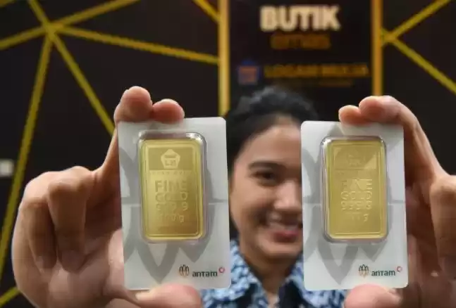 Pegawai menunjukkan emas Antam (Foto: Ist)