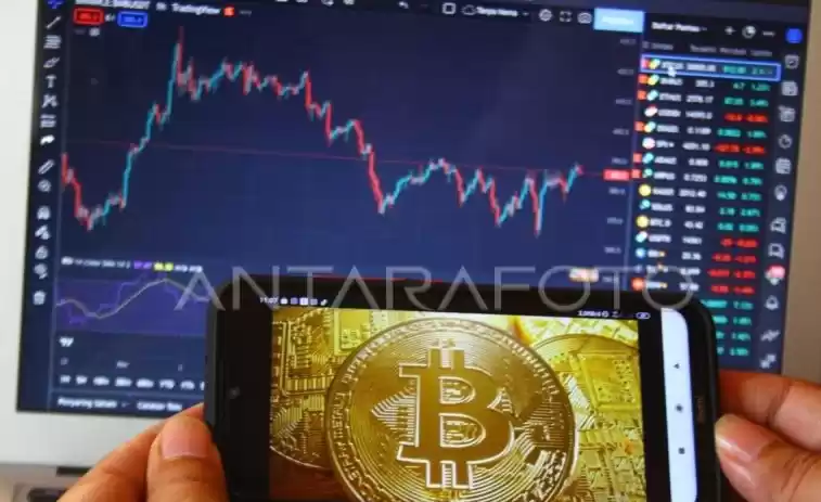Pelaku bisnis kripto memantau grafik perkembangan nilai aset kripto Bitcoin. (Foto: Antara)