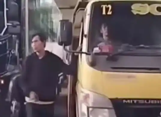 Peristiwa pemalakan sopir truk menggunakan senjata tajam di Jalan Bekasi Timur, Cakung, Jakarta Timur, Selasa (1/7/2025). [Foto: Instagram/@kabar.jaktim]