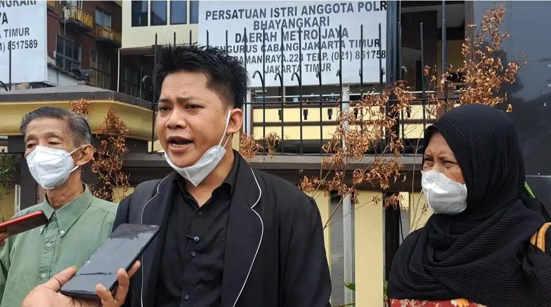 Roby (tengah) bersama kedua orang tuanya di depan Polres Jakarta Timur (Jaktim) (Foto: Dok MI/Aan)