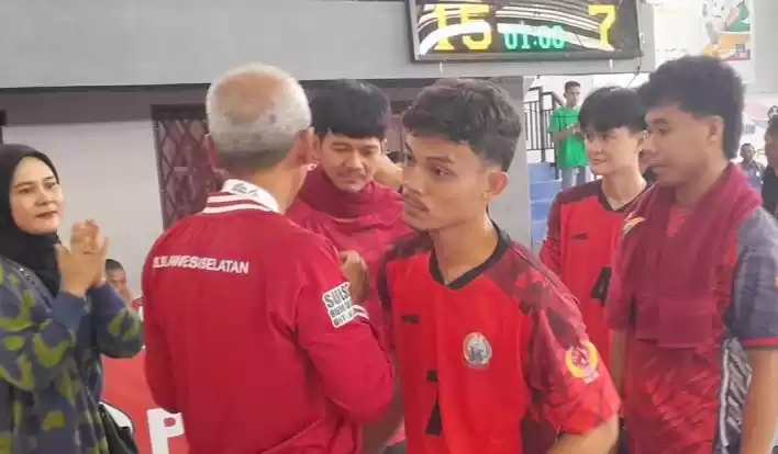 Pelatih Sulawesi Selatan menyalami atletnya usai meraih medali emas. (Foto: Antara)