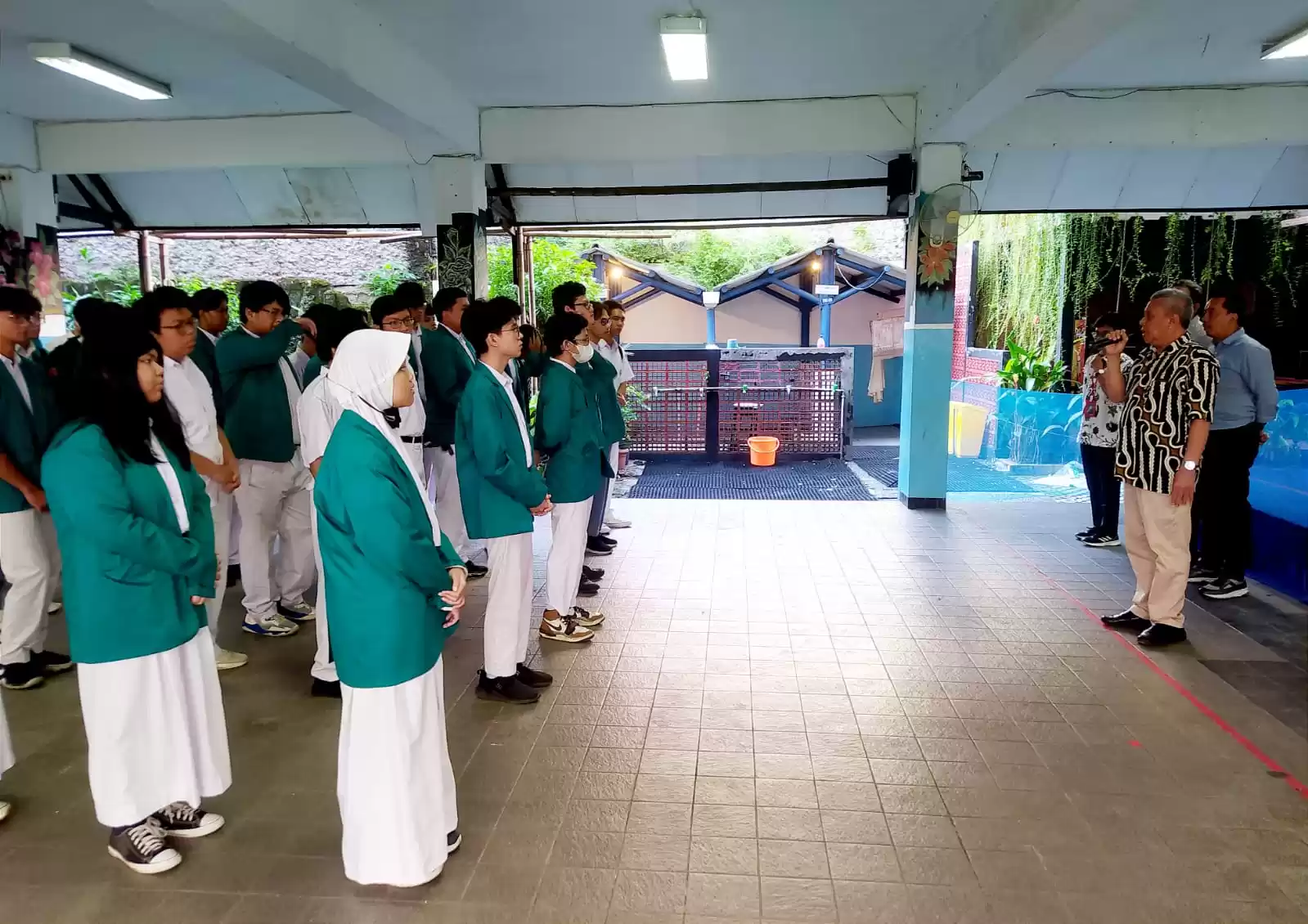 Drs Akhmad Nidom, Kepala sekolah SMK Multimedia Sumbangsih Jakarta, memberikan kata sambutan sekaligus melepas 64 Siswa ke berbagai perusahaan swasta mau pun negeri di Jakarta, di aula sekolah, Senin, 8 Juli 2024. (Foto:Dok MK/Gatot Eko Cahyono)