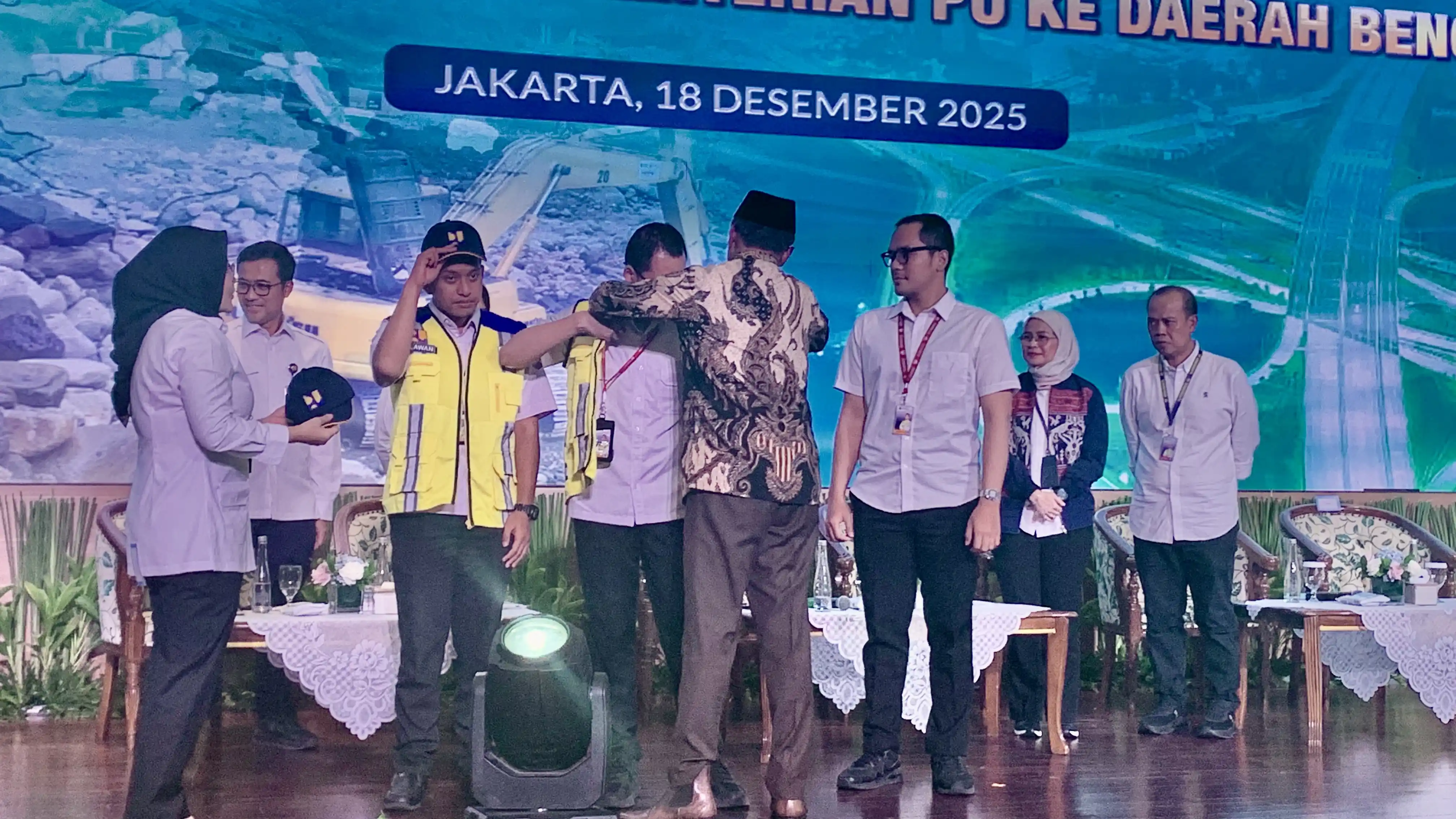 Menteri Pekerjaan Umum, Dody Hanggodo memasang rompi kepada sejumlah relawan sebagai tanda simbolis pelepasan 402 relawan PU ke daerah bencana di Sumatera. Zul Sikumbang