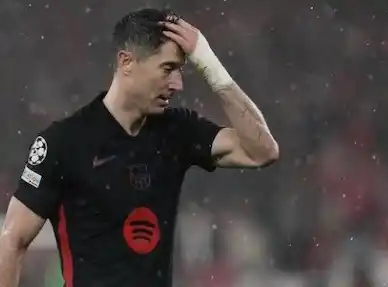 Pemain Barcelona Robert Lewandowski memegang kepala sambil tersenyum bangga (Foto: Tangkap Layar)